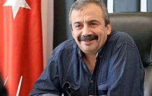 1746358657-IMG-20250504-WA0002-300x190 Bir güle veda: Sırrı Süreyya Önder'e saygıyla.