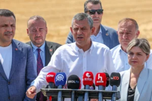 CHP-230725-001-1200x800.jpg-300x200 Özgür Özel açıkladı: CHP komisyona katılacak