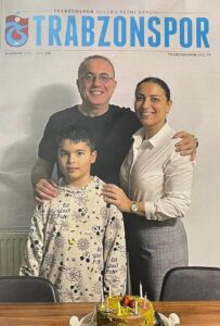 FB_IMG_1752566669809-203x300 Trabzonspor Dergisi’nin Kapağında Anlamlı Bir Aile Fotoğrafı